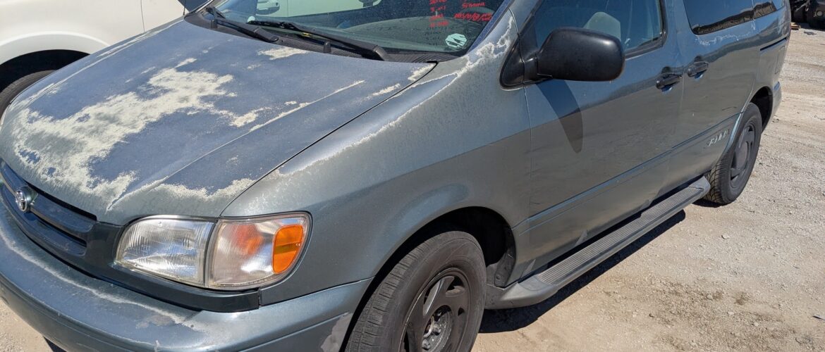 2000 TOYOTA SIENNA – DD4171