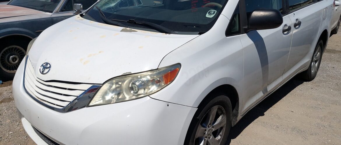 2014 TOYOTA SIENNA – DD4656